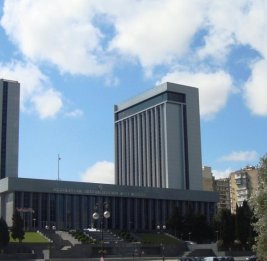 
Милли Меджлис обсуждает льготы для иностранцев
