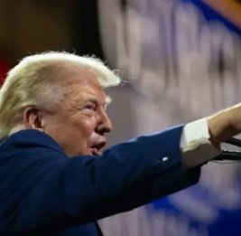 Трамп задумался о выселении журналистов из Белого дома
