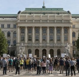 В Вене 50 тысяч человек вышли на протест против сокращения финансирования вузов