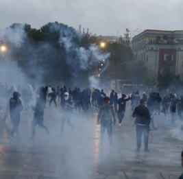В Албании протестующие подожгли здание столичной мэрии