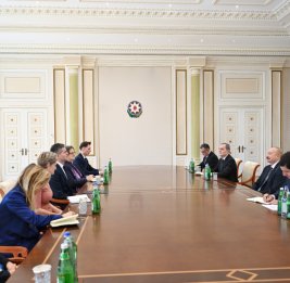 
Президент Азербайджана Ильхам Алиев принял министра иностранных дел Нидерландов