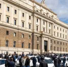 Римские таксисты угрожают забастовкой из-за дорогого топлива