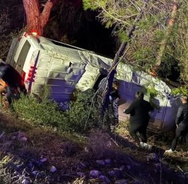 В Анталье микроавтобус с туристами опрокинулся в кювет: 15 пострадавших
