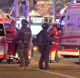 В Германии автомобиль въехал в толпу: пять человек пострадали
