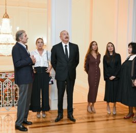 Президент Ильхам Алиев, первая леди Мехрибан Алиева и члены их семьи ознакомились с ретроспективной выставкой &laquo;Мой Абшерон и не только&raquo;