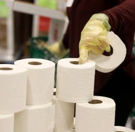 В Британии резко выросли продажи туалетной бумаги на фоне призывов делать запасы