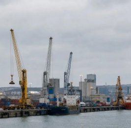 Французские порты готовятся к масштабной забастовке докеров