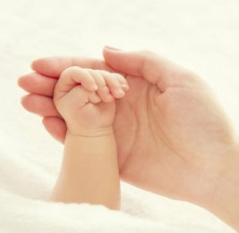 
В Баку двухлетний ребенок погиб после падения с лестницы