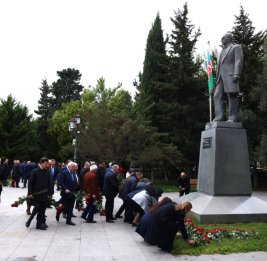 
В Баку состоялось посещение памятника Ататюрку