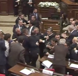 Политический скандал в Иреване: парламентская перепалка переросла в массовую драку