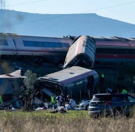
В Испании 64 человека числятся пропавшими без вести после столкновения поездов