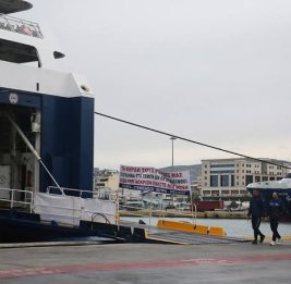 Работники портов Греции проводят забастовку против участия в конфликтах