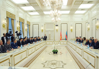 Президент Кыргызстана побывал в Милли Меджлисе и выступил перед депутатами