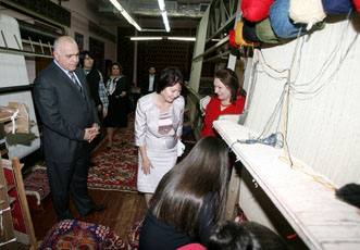 Азербайджанские ковры восхитили первую ледиКыргызской Республики