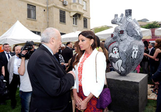 Произведение «Мозг», представленное вице-президентом Фонда Гейдара Алиева Лейлой Алиевой в рамках фестиваля 012 Baku Public Art, является самым высоким образцом нетрадиционной архитектуры