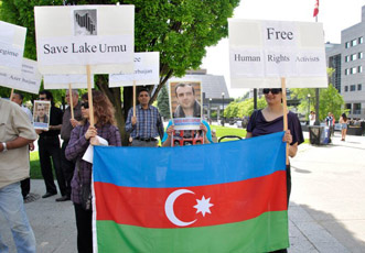 Азербайджанцы, проживающие в Великобритании и Канаде, провели демонстрации протеста против действий властей Ирана