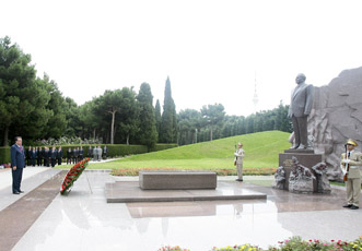 Посещение могилы общенационального лидера Гейдара Алиева