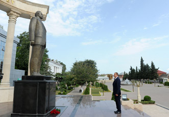 Посещение памятника общенациональному лидеру Гейдару Алиеву в Лянкяране