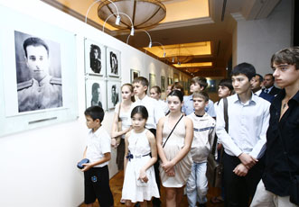 Учащиесяастраханской школы, носящей имя великого лидера Гейдара Алиева, посетили Фонд Гейдара Алиева