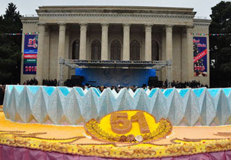 В Сумгайыте испекли самый большой торт в Европе