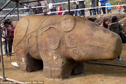 Китайские археологи откопали восьмитонную статую неизвестного животного