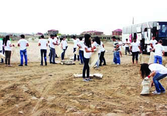 Кампания IDEA организовала акцию по очистке территории Нардаранского пляжа