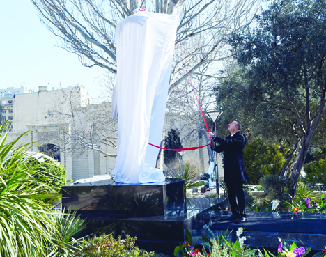 Президент Ильхам Алиев принял участие в церемонии открытия памятника выдающемуся дирижеру, маэстро Ниязи в Баку