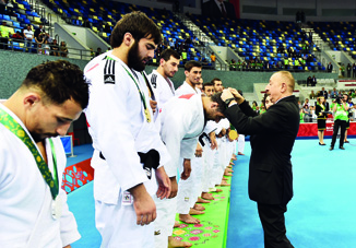 «Баку-2017»: в командных соревнованиях по дзюдо мужская сборная Азербайджана завоевала золотую, а женская — серебряную медали