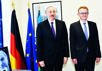 Президент Ильхам Алиев выразил соболезнования в связи с кончиной бывшего Федерального Канцлера Германии Гельмута Коля