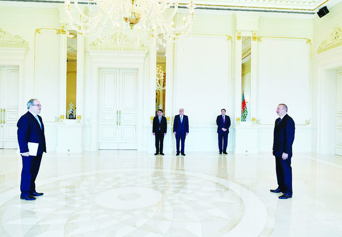 Президент Ильхам Алиев принял верительные грамоты новоназначенного посла Латвии в Азербайджане