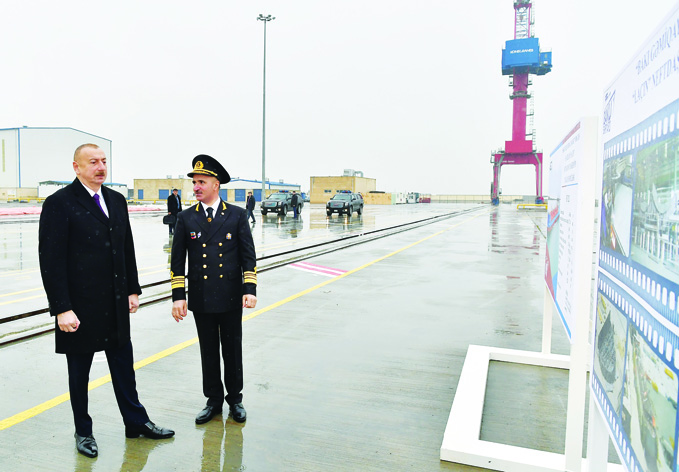 Президент Ильхам Алиев принял участие в церемонии сдачи в эксплуатацию первого танкера, построенного на Бакинском судостроительном заводе, и спуска на воду судна-парома «Азербайджан»