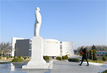 Посещение памятникавеликому лидеру в Агстафе