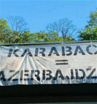 На центральном мосту Праги вывешен постер «Карабах — это Азербайджан!»