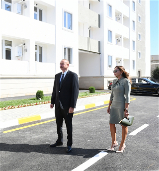 Президент Ильхам Алиев и первая леди Мехрибан Алиева приняли участие в открытии заново отстроенногоздания общежития в Бузовне