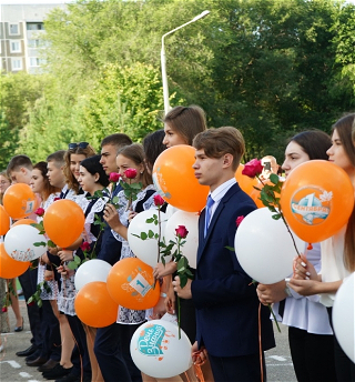 Азербайджанская диаспора Ульяновскапоздравила коллектив школы имени Гейдара Алиева с Днем знаний