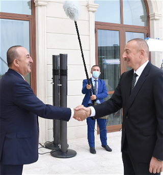 Президент Ильхам Алиев принял делегацию во главе с министром иностранных дел Турции
