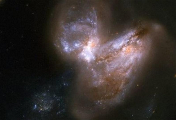 NASA показало кадрыредчайшего слияния галактик