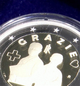 В Италии сделали памятную монету в два евро и посвятили ее медикам