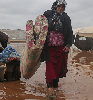 Наводнения в Сирии: десятки тысяч внутреннихпереселенцев остались без жилья