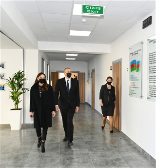 Президент Ильхам Алиеви первая леди Мехрибан Алиеваознакомились с условиями, созданнымив школе-лицее №3 в городе Хырдалан