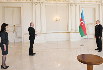 Президент Ильхам Алиев принялверительные грамоты новоназначенного посла Сербии в Азербайджане