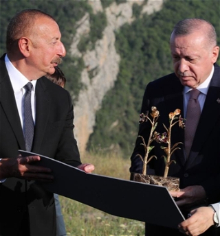 В Шуше состоялось посещениепамятников известным личностям Азербайджана — Натаван, Бюльбюлюи Узеиру Гаджибейли