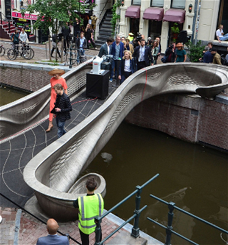 В Амстердаме открылинапечатанный на 3D-принтере мост