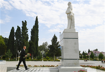 Президент Ильхам Алиев посетил памятник великому лидеруГейдару Алиеву в Геранбое
