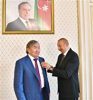 Президент Ильхам Алиев принял выдающегося казахского поэта и общественного деятеля Олжаса Сулейменова