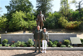 Президент Ильхам Алиев и Мехрибан Алиева приняли участие в открытии в Шушепамятника Узеиру Гаджибейли