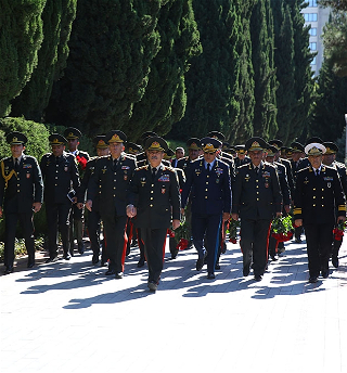 Руководство Министерства обороны посетило Аллею почетного захоронения и Второй Шехидляр хиябаны