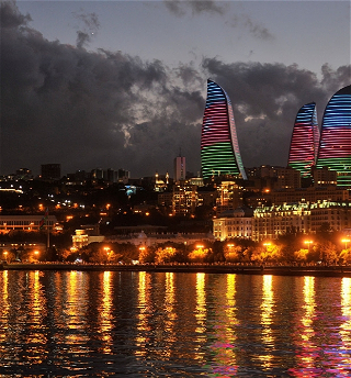 Флаг Азербайджана на здании Центра Гейдара Алиеваи «Пламенных башнях