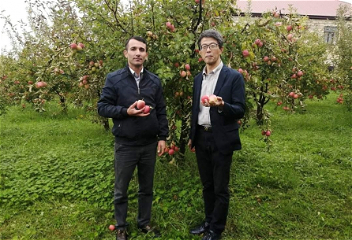 Посол Японии в нашей стране побывал в гостях у губинского садовода