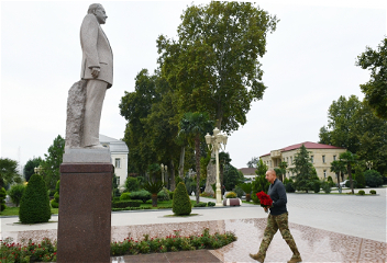Посещение памятника великому лидеру Гейдару Алиеву в Барде